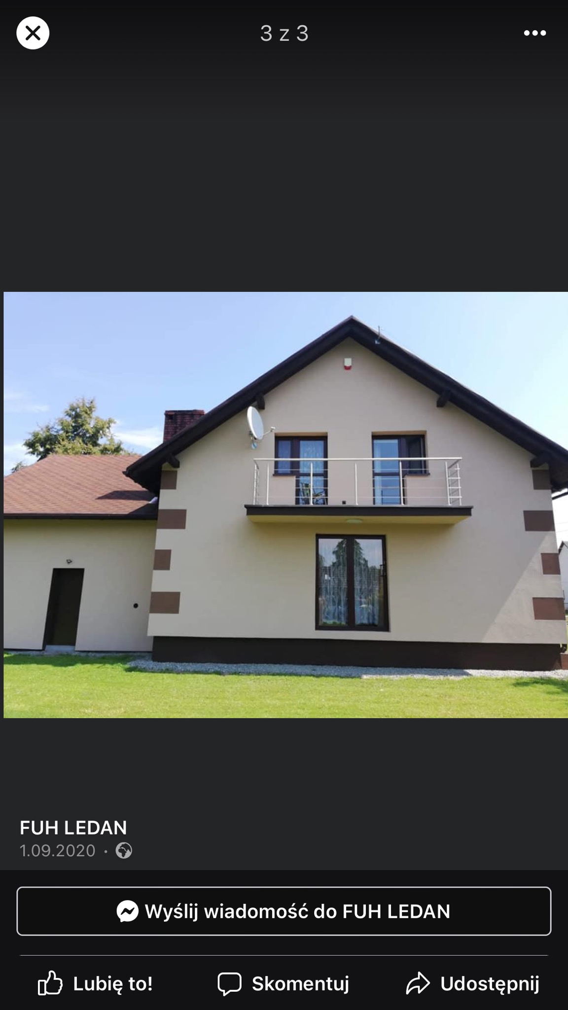 Dom jednorodzinny z beżową elewacją, brązowymi detalami i balkonem z metalową balustradą, widok z przodu na zadbany trawnik.