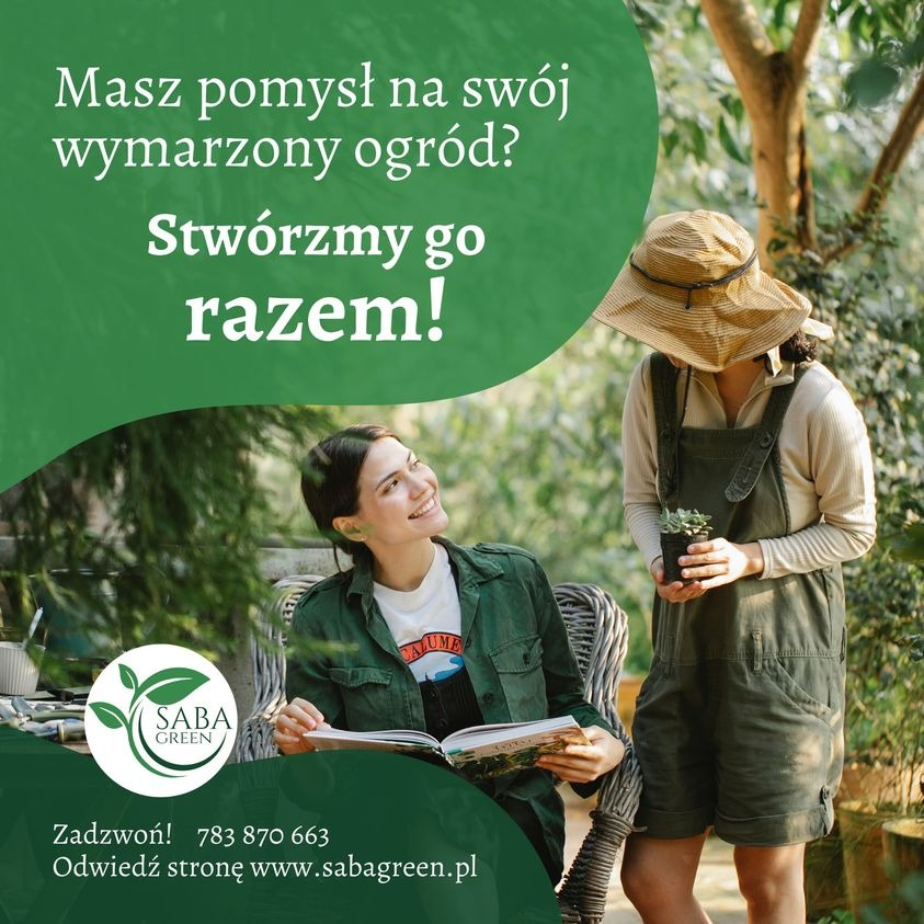 Dwie kobiety w ogrodzie: jedna siedzi w wiklinowym fotelu z książką, druga w ogrodniczkach trzyma doniczkę z sukulentem. Reklama firmy z zielonym logo Saba Green.
