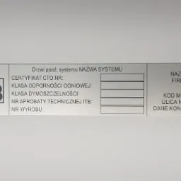 Metalowa tabliczka znamionowa drzwi przeciwpożarowych z logo, polami na certyfikat CTO, klasę odporności ogniowej, klasę dymoszczelności, numer aprobaty technicznej ITB, numer wyrobu oraz danymi...