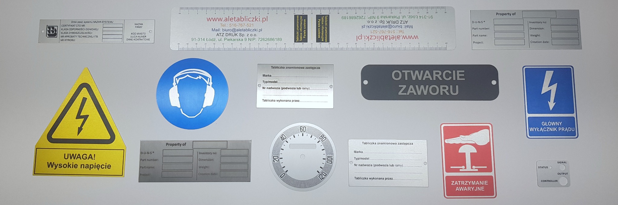 Zestaw tabliczek informacyjnych i znamionowych, w tym ostrzegawcze o wysokim napięciu, naklejki z piktogramami bezpieczeństwa, tabliczka z napisem 'Otwarcie Zaworu', tabliczka zastępcza...