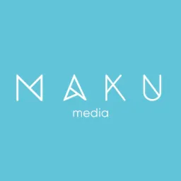 Logo firmy MAKU media na jasnoniebieskim tle, z minimalistycznym fontem.