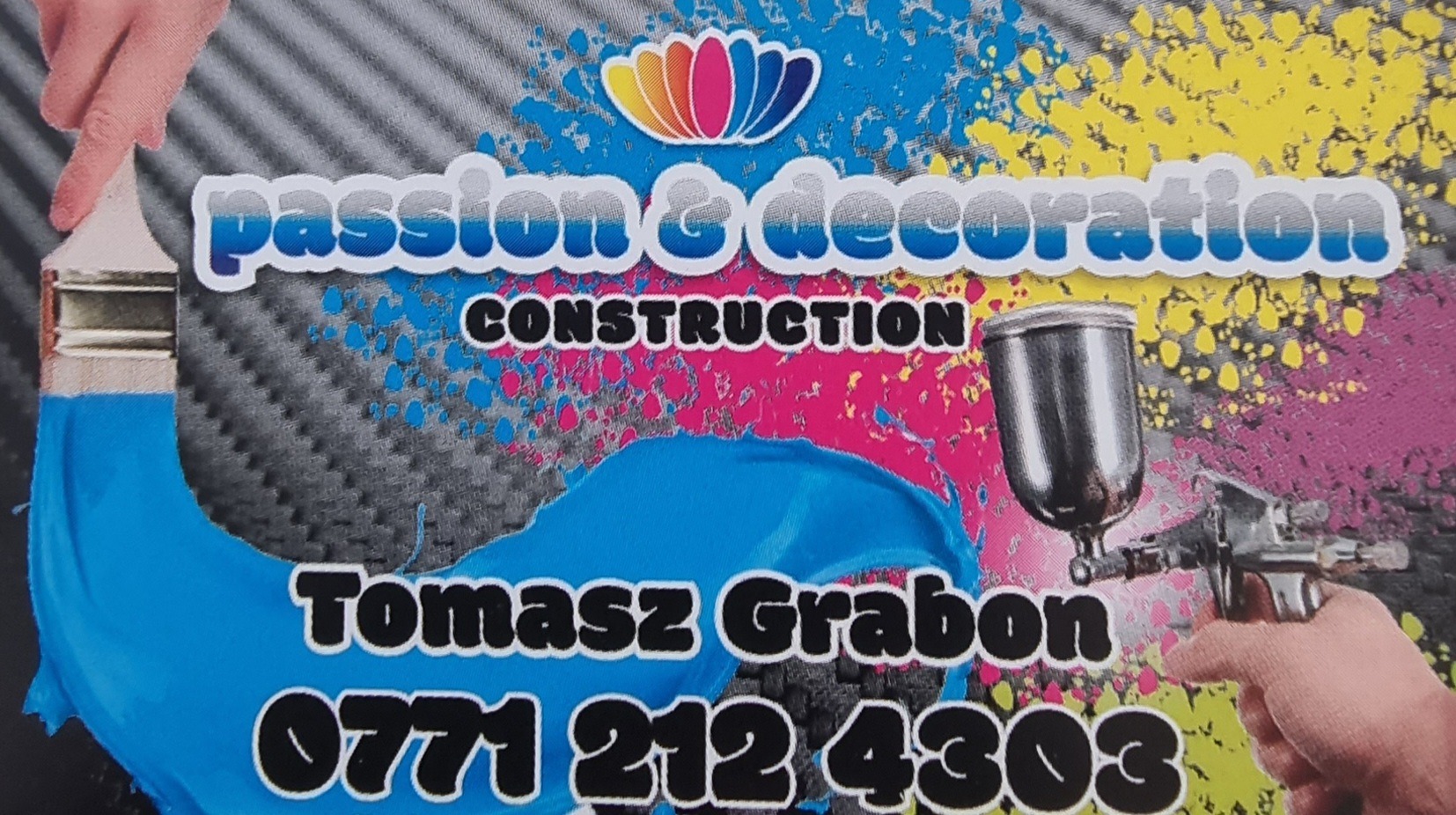 Wizytówka firmy budowlanej Passion & Decoration Construction, z pędzlem zanurzonym w niebieskiej farbie, pistoletem natryskowym i numerem telefonu Tomasza Grabona.