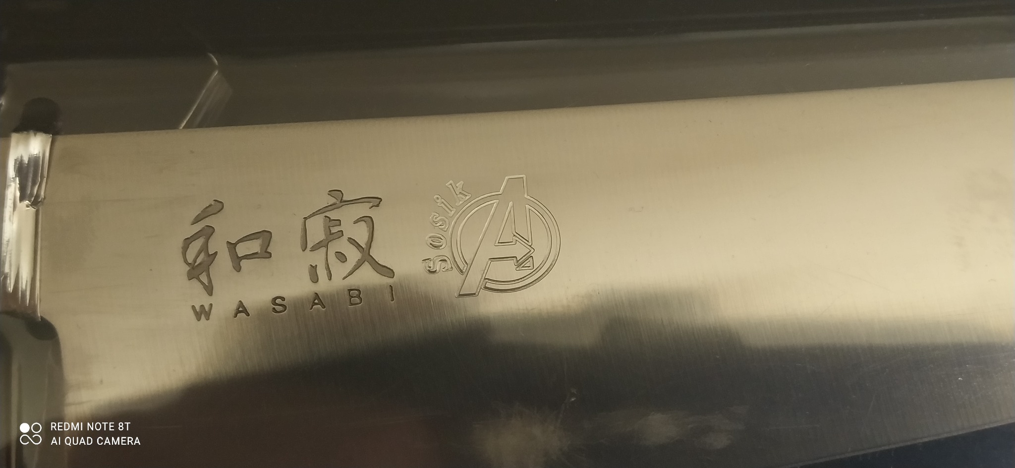 Ostrze noża z wygrawerowanym napisem 'Wasabi' oraz logo Avengers