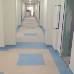 Długi korytarz z nową, beżowo-błękitną podłogą w kwadraty, wykończoną błękitnymi listwami przypodłogowymi, białe ściany z łukowatymi przejściami i białymi drzwiami w tle.