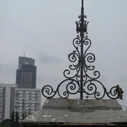 Regeneracja iglicy na Hali Mirowskiej w Warszawie.