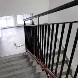 Balustrada klatek schodowych w budynku dworca kolejowego w Prabutach.