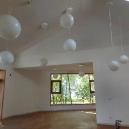 oświetlenie z regulacją jasności oraz wysokości