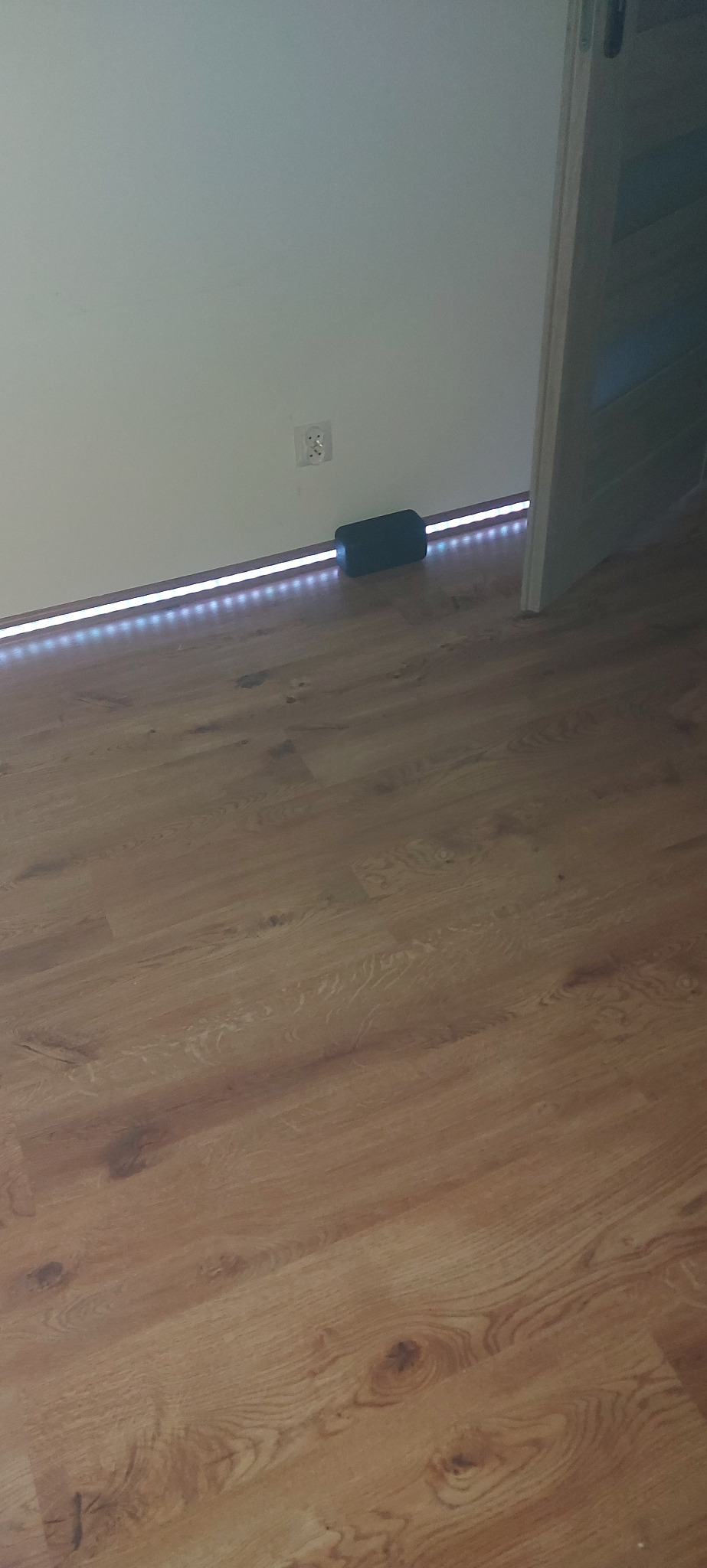 montaż taśm led w istniejących listwach przypodłogowych