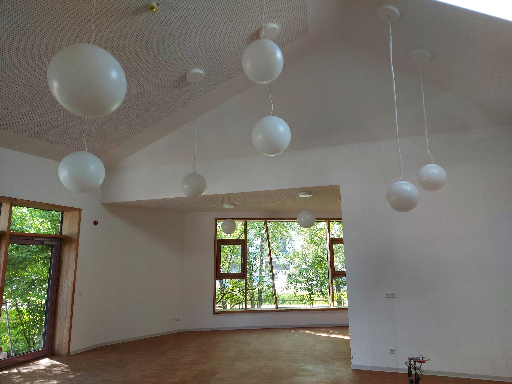 oświetlenie z regulacją jasności oraz wysokości