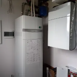 Pompa ciepła Vaillant z zasobnikiem typu Tower.