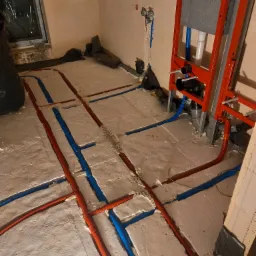 Łazienka - rury układane w styropianie.