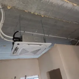 Klimatyzator kasetonowy Rotenso.