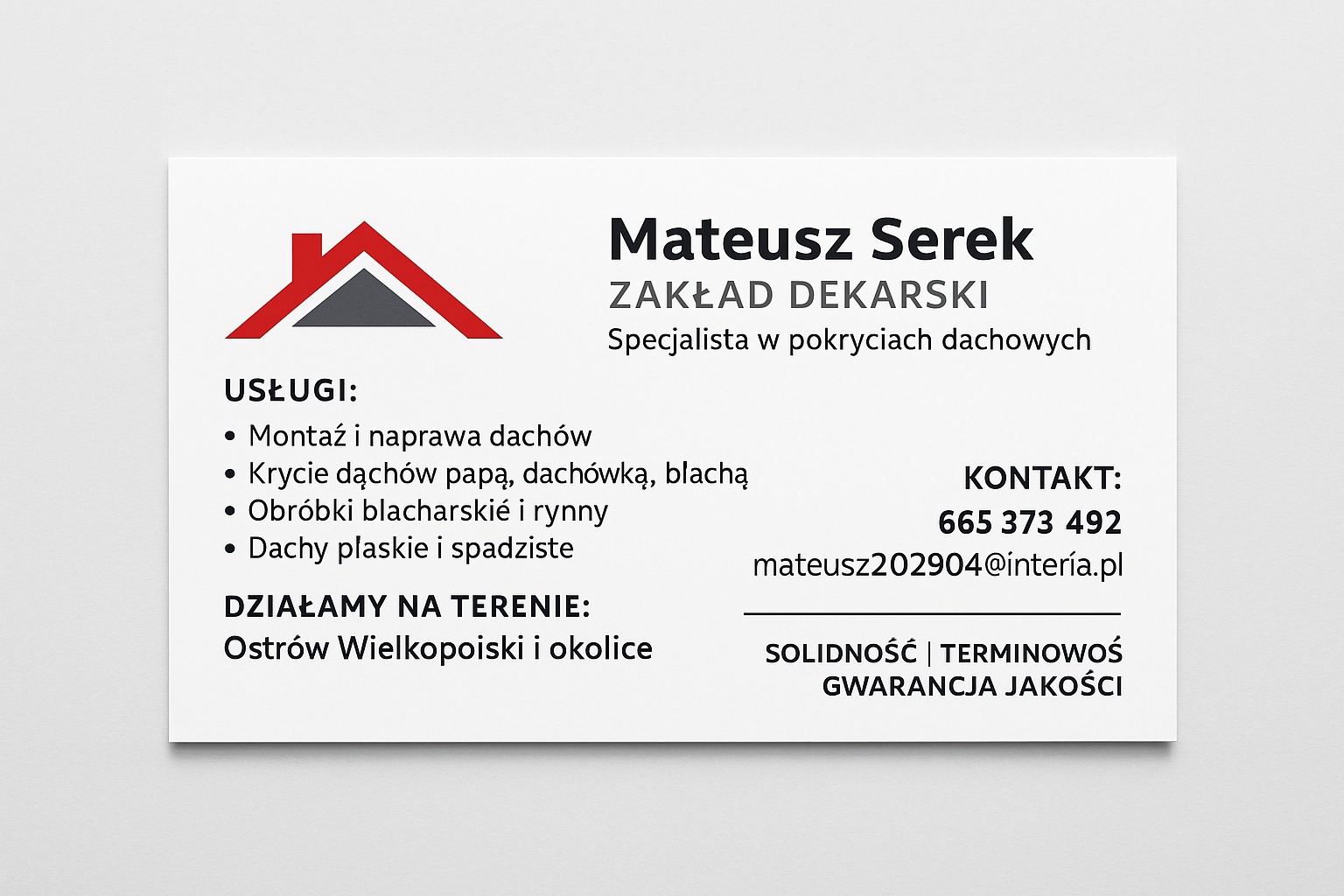 Wizytówka zakładu dekarskiego Mateusz Serek z czerwonym logo dachu, listą usług (montaż, krycie, obróbki) i danymi kontaktowymi na jasnym tle.