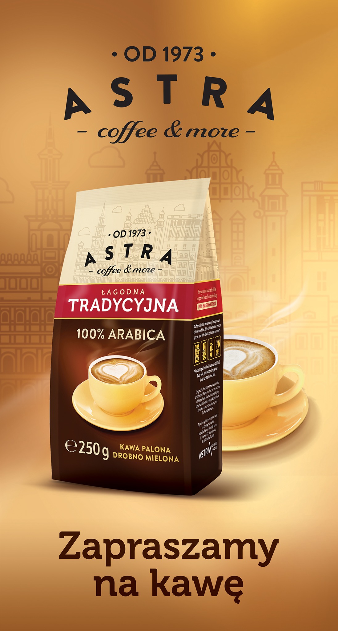 Opakowanie kawy ASTRA Tradycyjna 100% Arabica obok filiżanki z kawą latte na złotym tle z konturami budynków miejskich.