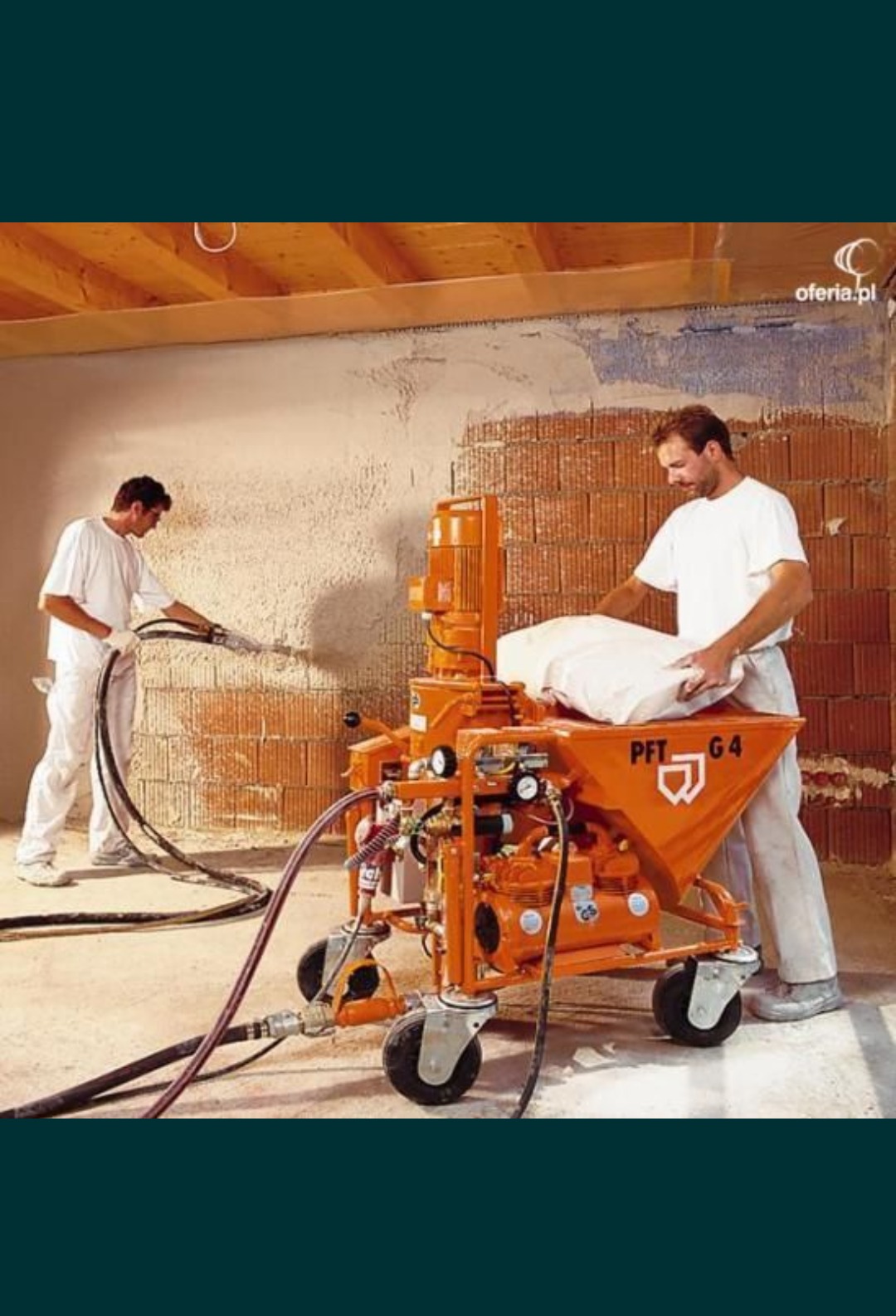 Tynkowanie ściany z cegły maszyną PFT G4: dwóch tynkarzy w białych kombinezonach aplikuje tynk na surową ścianę z cegły, używając pomarańczowej maszyny tynkarskiej z widocznym workiem z zaprawą.