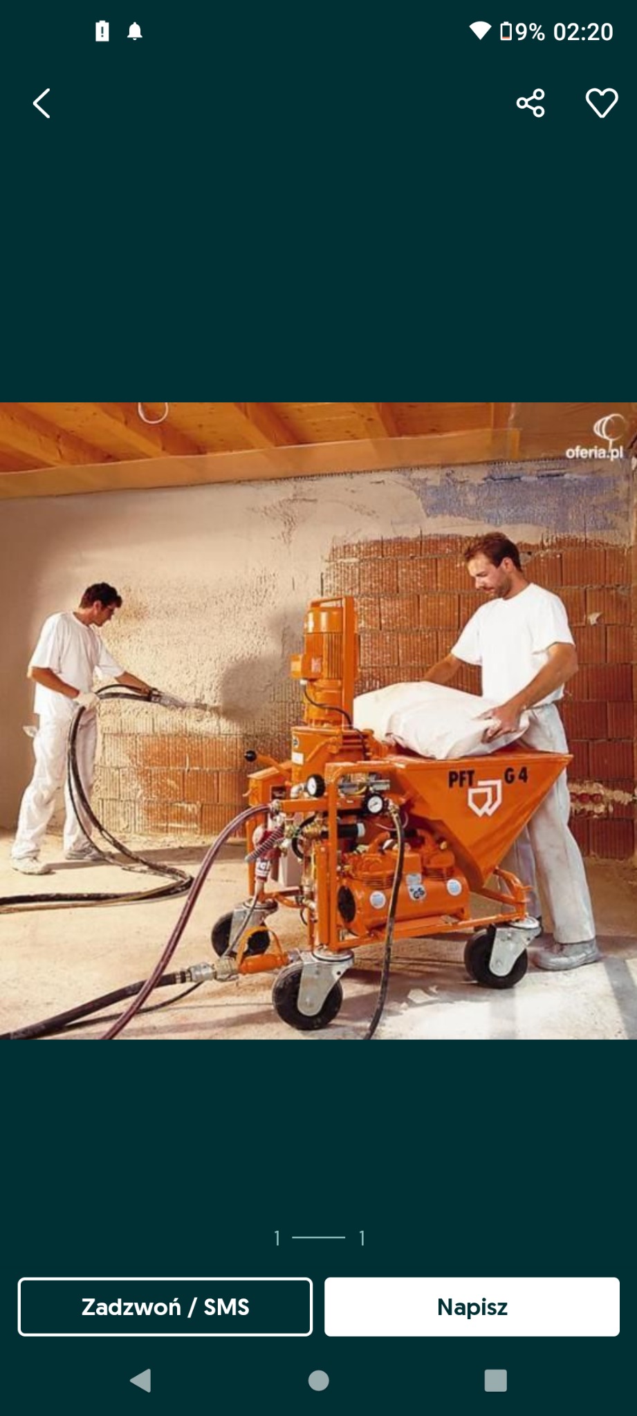 Dwóch tynkarzy w białych kombinezonach nanosi tynk maszynowy na ścianę z cegły za pomocą pomarańczowej maszyny PFT G4, widoczne węże i manometry.