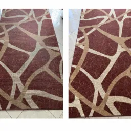 Dywan z geometrycznym wzorem w odcieniach brązu i beżu, widok przed i po czyszczeniu, ukazujący różnicę w kolorze i usunięciu zabrudzeń.