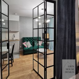 Grin House Sp. z o.o. - Salon z metalowymi drzwiami loftowymi.