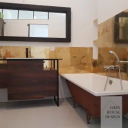 Łazienka w odcieniach złota i miedzi.