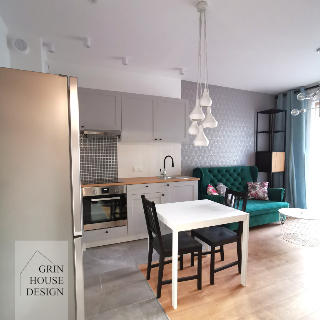 Salon z aneksem kuchennym.