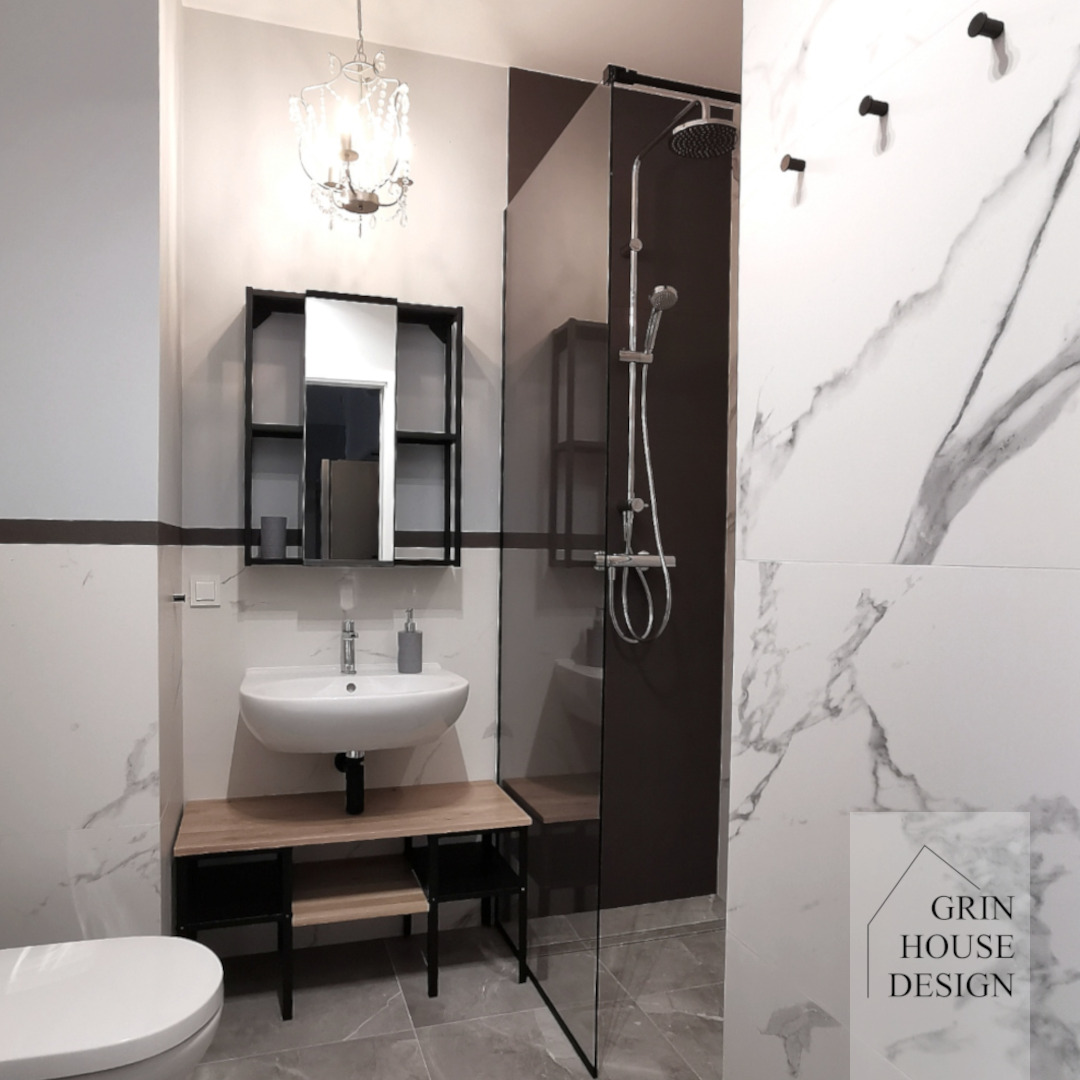 Łazienka z płytkami o wzorze marmuru.