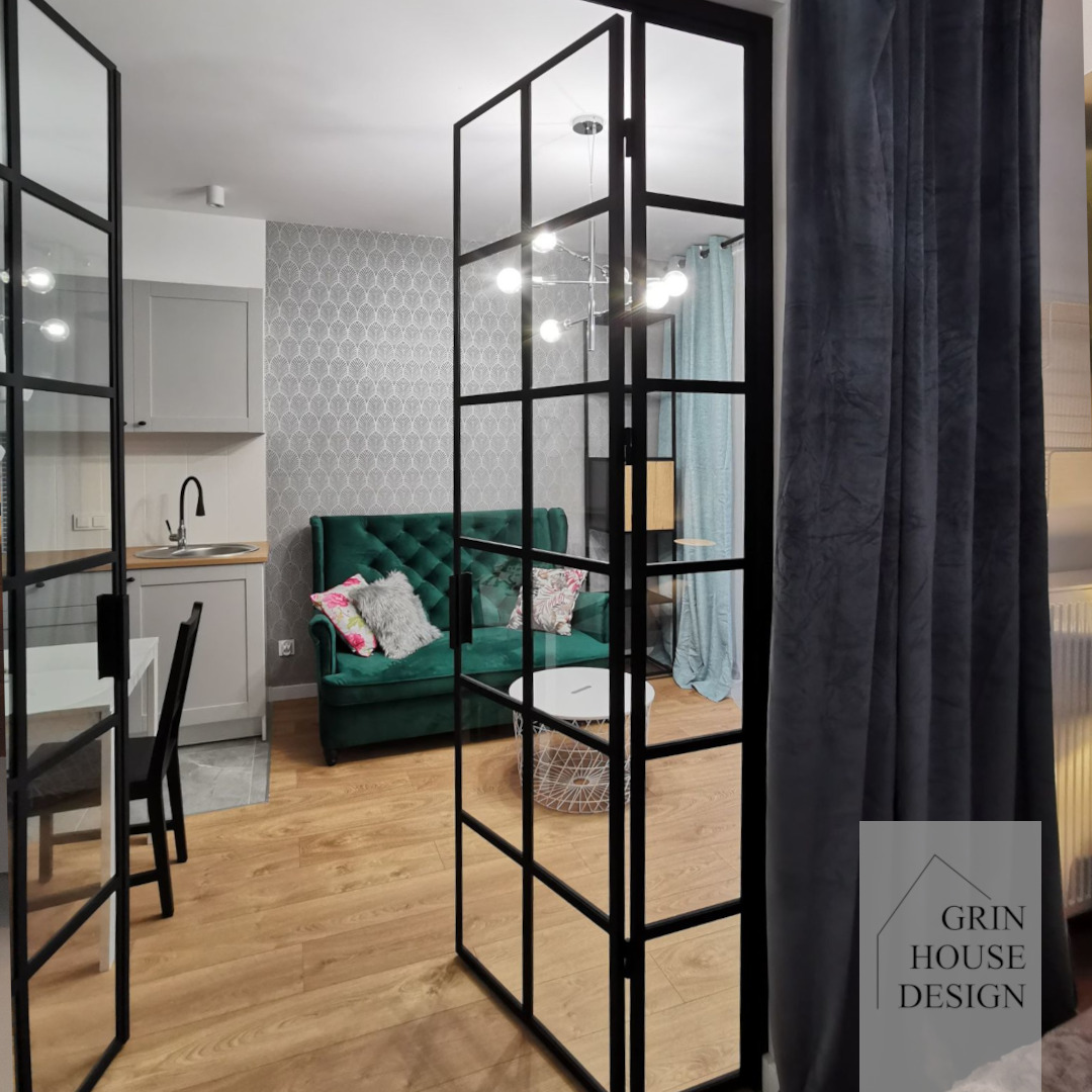 Salon z metalowymi drzwiami loftowymi.