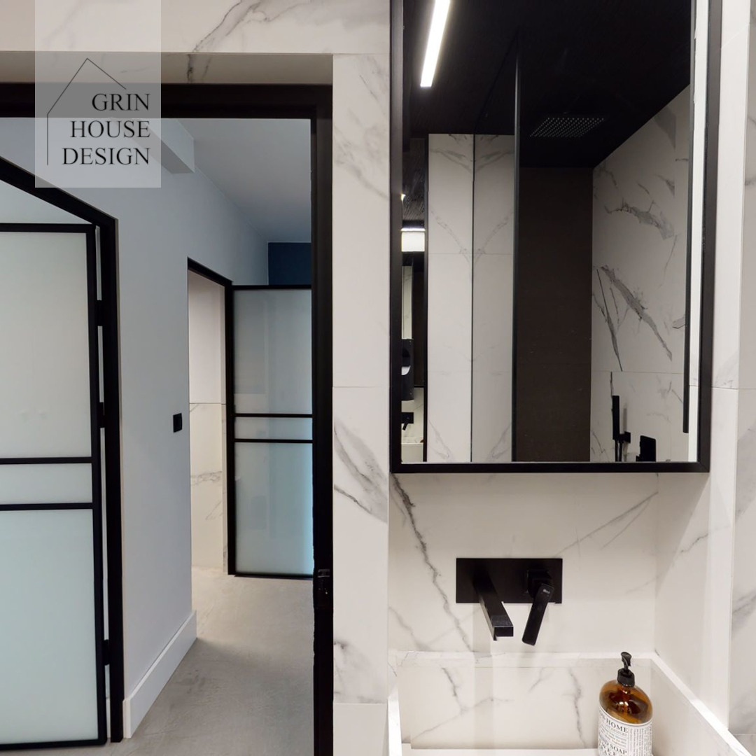 Łazienka z czarną armaturą.