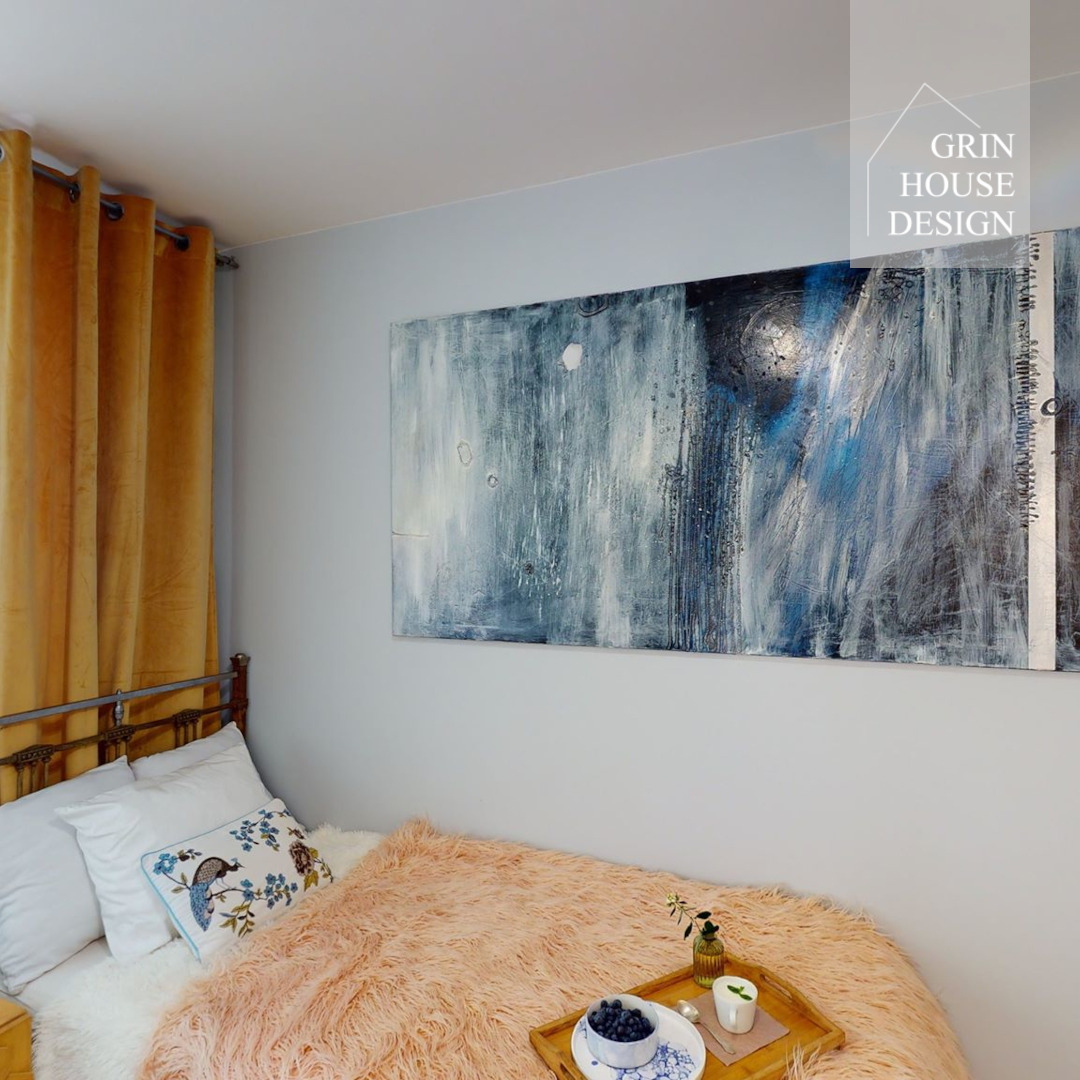 Sypialnia z pojedynczym łóżkiem.