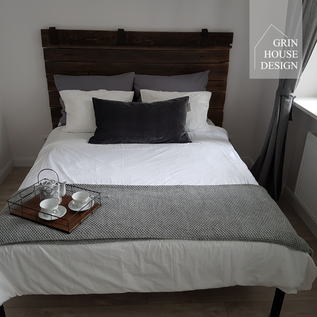 Sypialnia z naturalnym drewnem.