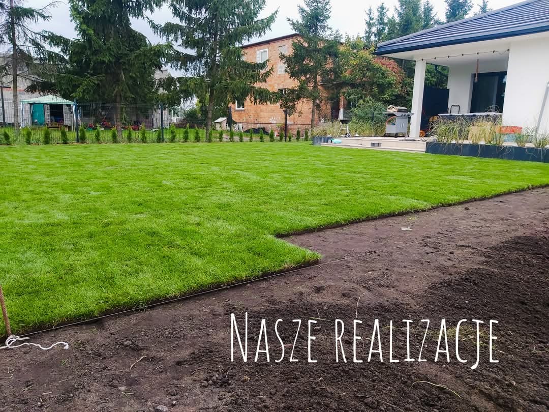 Fragment ogrodu z ułożoną świeżą, intensywnie zieloną trawą w rolkach, widoczna przygotowana gleba, w tle dom jednorodzinny i rząd posadzonych drzewek.