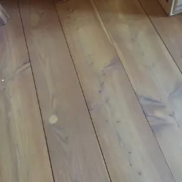 Układanie drewnianej - modrzewiowej podłogi na legarach, szlifowanie i olejowanie wg życzenia klienta