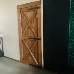 Wykonanie drzwi drewnianych, osadzenie futryn drewnianych w restauracji wg projektu indywidualnego