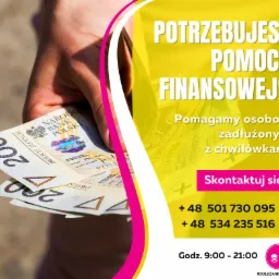 Dłoń trzymająca banknoty 200 zł na tle reklamy z tekstem 'Potrzebujesz pomocy finansowej? Pomagamy osobom zadłużonym z chwilówkami'. Widoczne numery telefonów kontaktowych i godziny pracy.