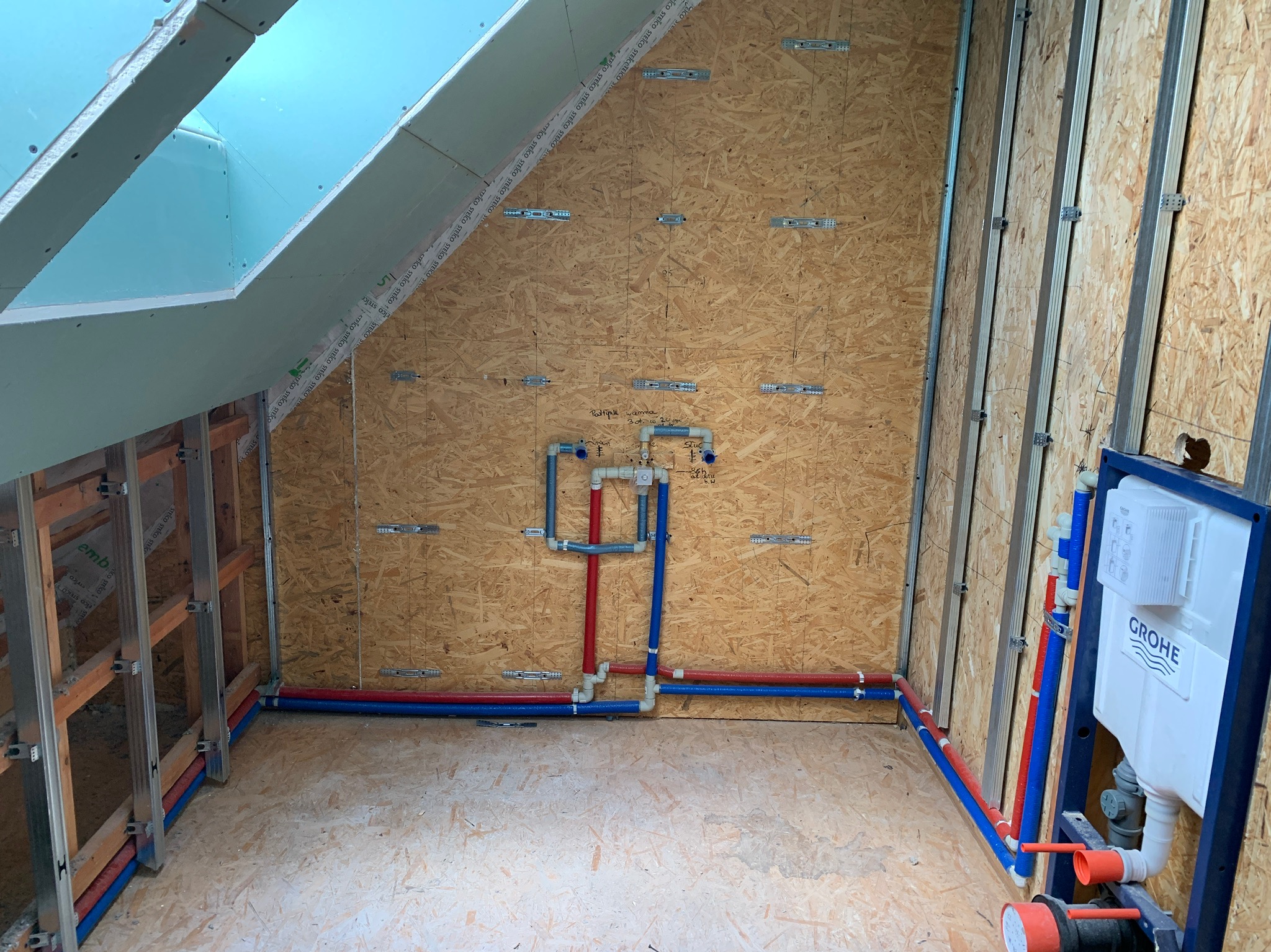 Instalacja wodna w technologii PP z mieszaczem podtynkowym.