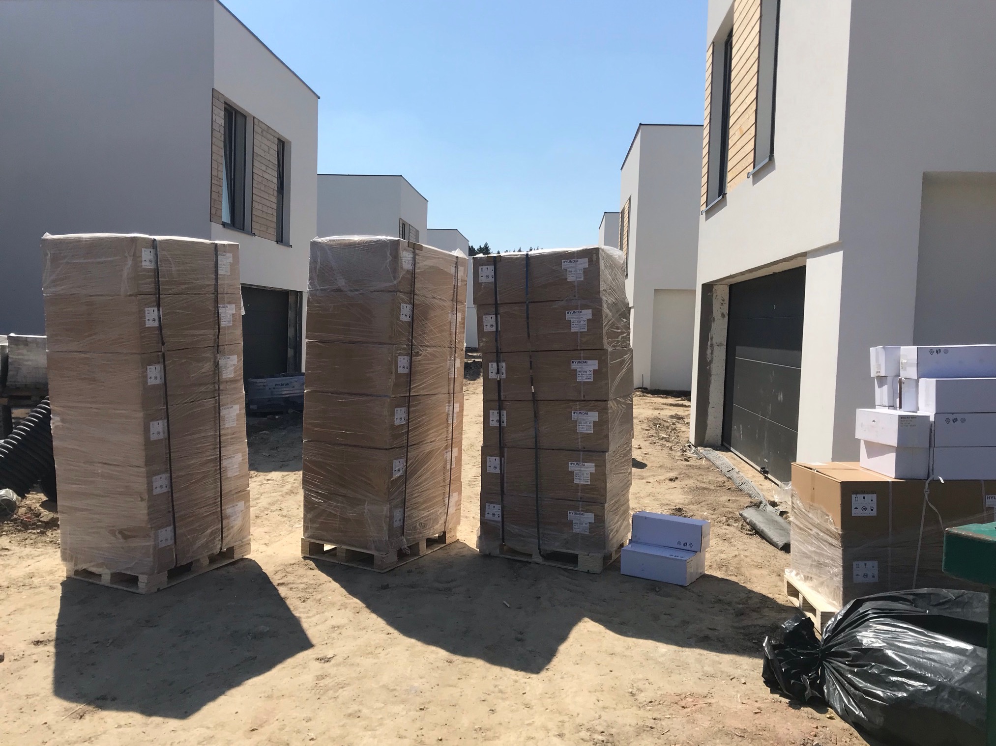 Apartamenty w zabudowie szeregowej - etap montażu rekuperacji, oraz klimatyzacji.