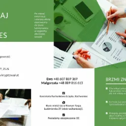 Biuro rachunkowe: Dłonie analizują wykresy na dokumencie, obok notatnik, telefon i kawa.