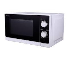 Biała kuchenka mikrofalowa marki Sharp z czarnym panelem przednim i dwoma pokrętłami po prawej stronie, ustawiona pod kątem na białym tle.