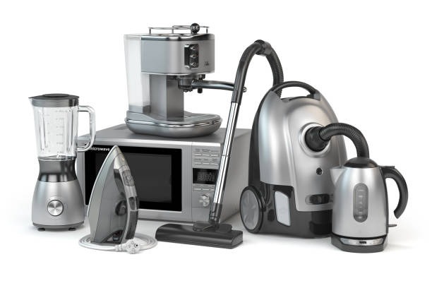 Zestaw srebrnych urządzeń gospodarstwa domowego na białym tle: blender, żelazko z kablem, mikrofalówka, ekspres do kawy, odkurzacz i czajnik elektryczny.