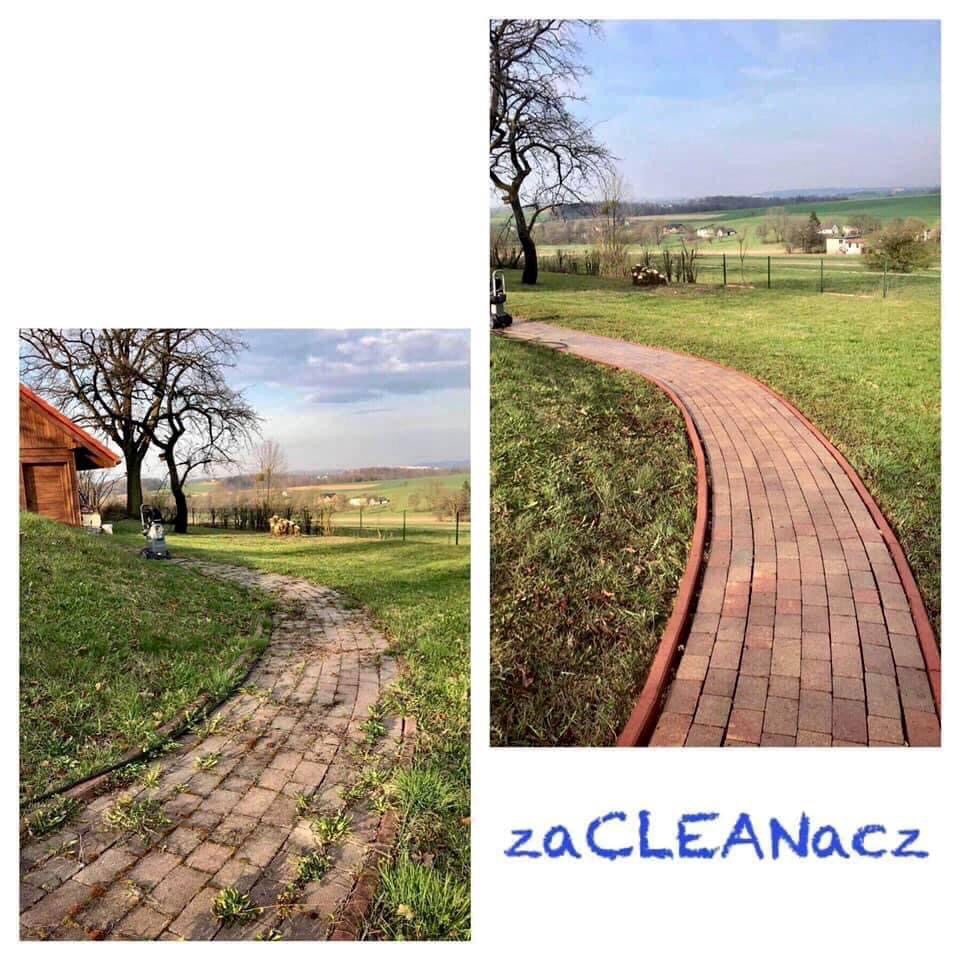 Dwa ujęcia tej samej ścieżki z kostki brukowej, jedno przed i drugie po czyszczeniu, z widoczną różnicą w kolorze i braku porostów, na tle zielonego trawnika i krajobrazu wiejskiego.