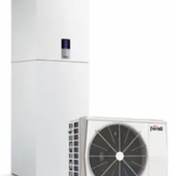 Biała, nowoczesna pompa ciepła Ferroli składająca się z modułu wewnętrznego i zewnętrznego, na białym tle.