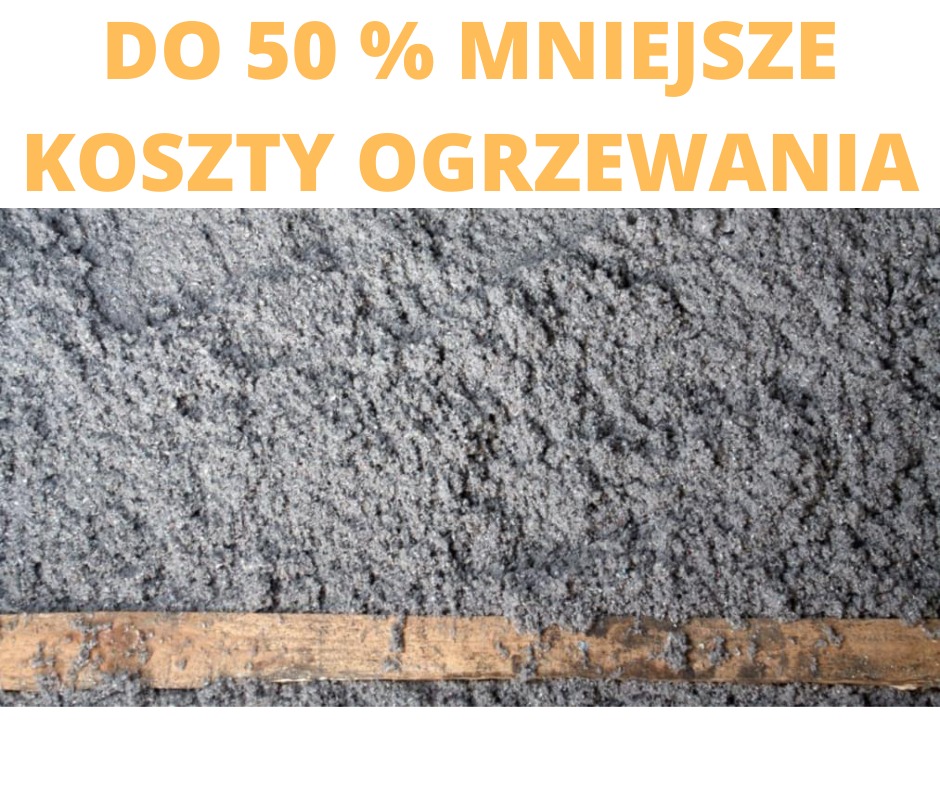 Szara izolacja w postaci sypkiej wełny celulozowej, rozłożona na drewnianej belce, z napisem 'DO 50 % MNIEJSZE KOSZTY OGRZEWANIA' u góry.