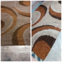 Dywan shaggy z geometrycznym wzorem w odcieniach brązu i beżu, widok przed i po czyszczeniu, z wyraźną różnicą w kolorze i puszystości włókien.