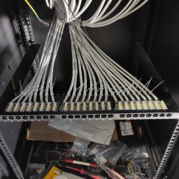 LMElectric Leszek Maciejewski - Panel krosowniczy z podłączonymi i oznaczonymi kablami w szafie rack, widoczne narzędzia i akcesoria na dolnej półce.