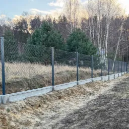 Ogrodzenie z siatki na podmurówce