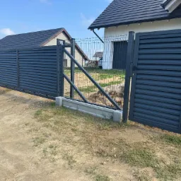 Brama przesuwna + furtka z wypełnieniem zaluzjowym