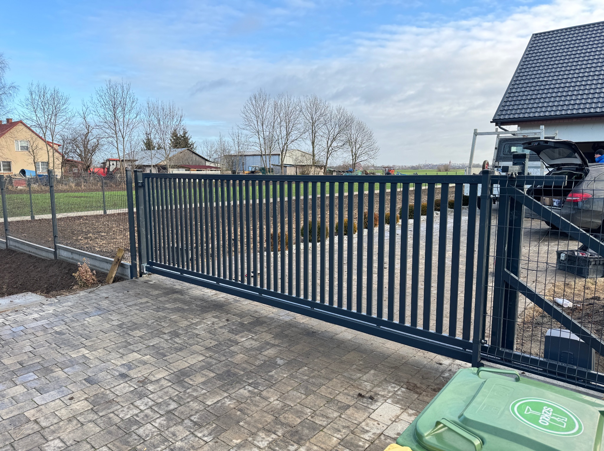 Brama przesuwna z wypełnieniem z profila 50/20, ocynkowana i malowana proszkowo