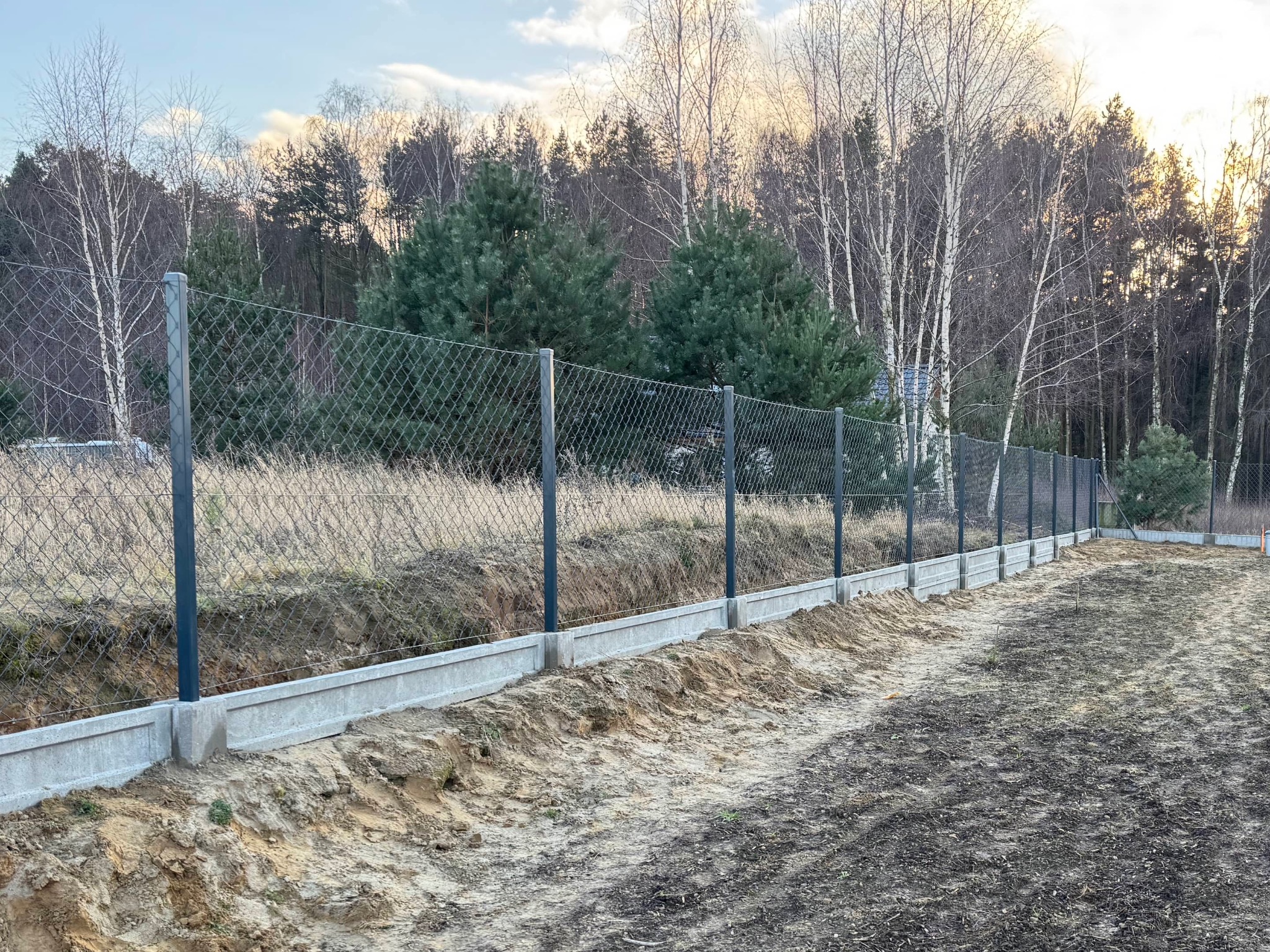 Ogrodzenie z siatki na podmurówce