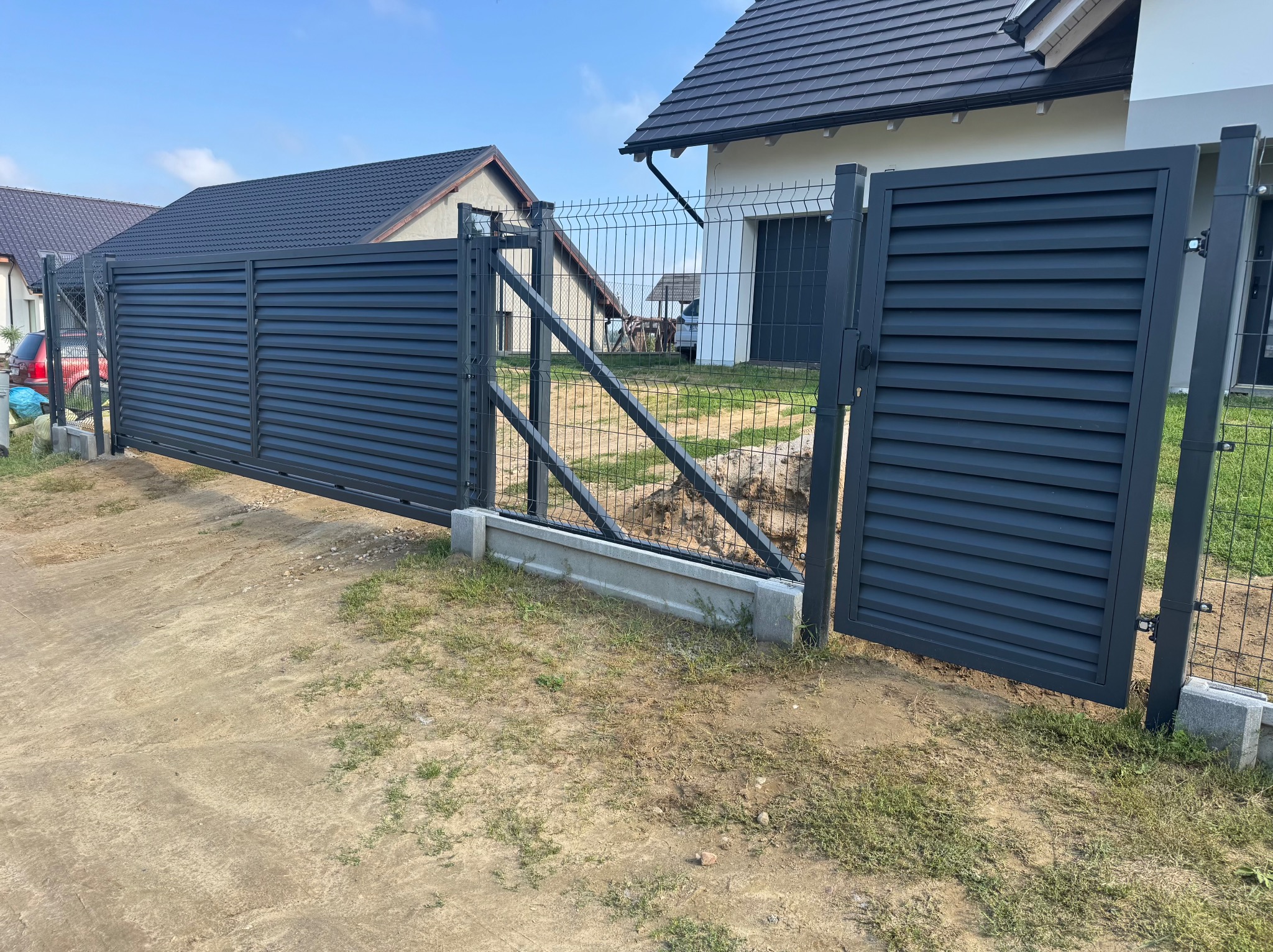 Brama przesuwna + furtka z wypełnieniem zaluzjowym