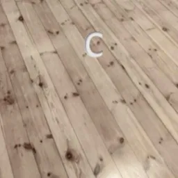 Jasne, drewniane deski podłogowe ułożone równolegle, widoczne sęki i naturalna struktura drewna, z lekkim połyskiem.