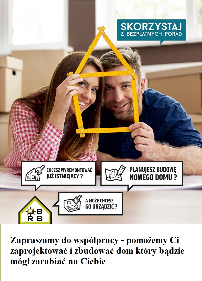 Uśmiechnięta para trzyma żółtą składaną miarkę w kształcie domu na tle kartonowych pudeł, symbolizującą planowanie remontu lub budowy domu.